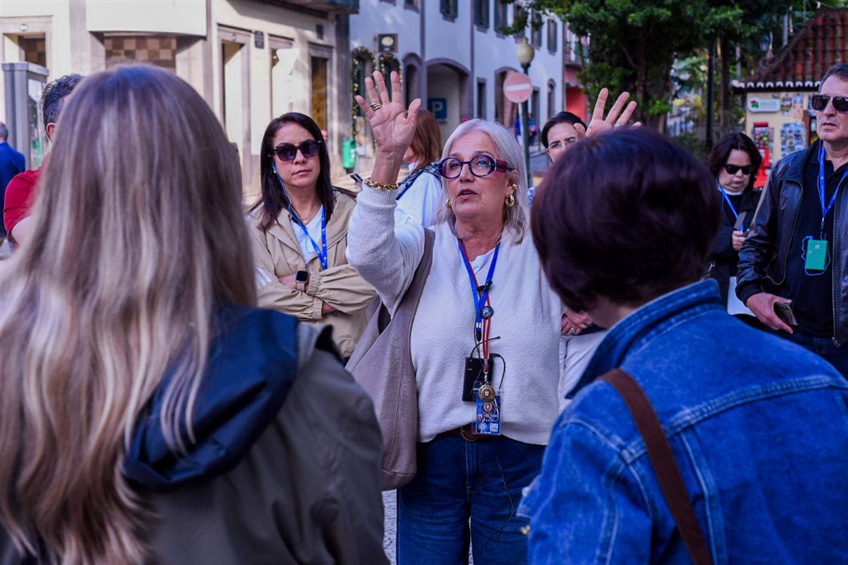 Acompanhados pela guia Izabel Faria, os participantes percorreram ruas, praças e marcos da capital madeirense
