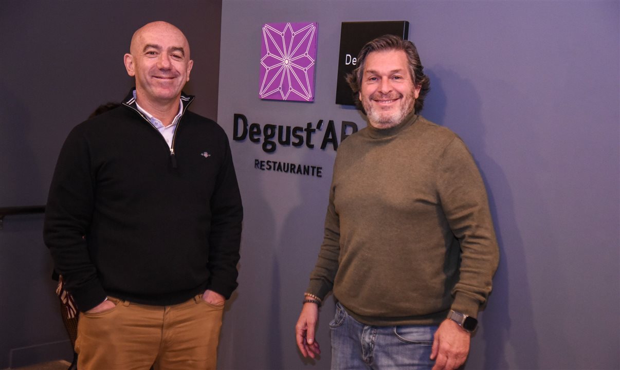 Ronnie Corrêa, diretor geral da Abreu no Brasil, e de Bernardo Cardoso, diretor do Turismo de Portugal no Brasil