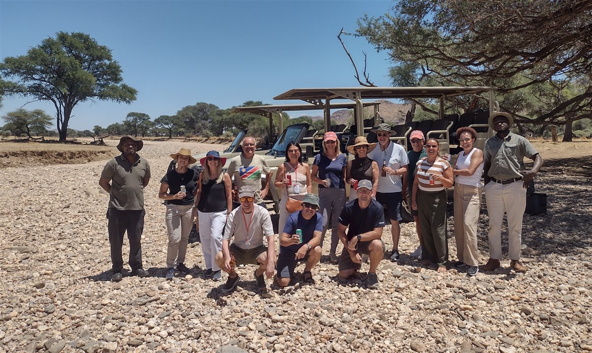 O grupo do famtour da Flot na parada para beber e petiscar depois do safári próximo do Okapuka Safari Lodge