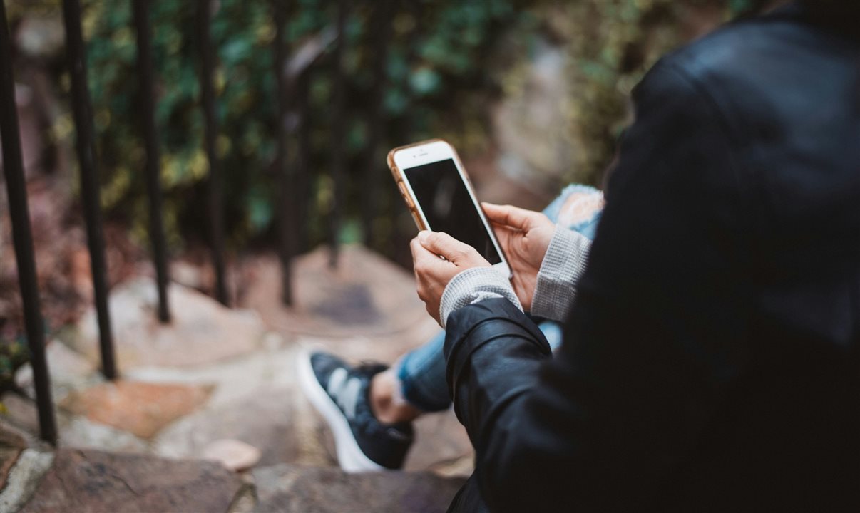 Google aparece como o canal mais utilizado, citado por 79% dos participantes