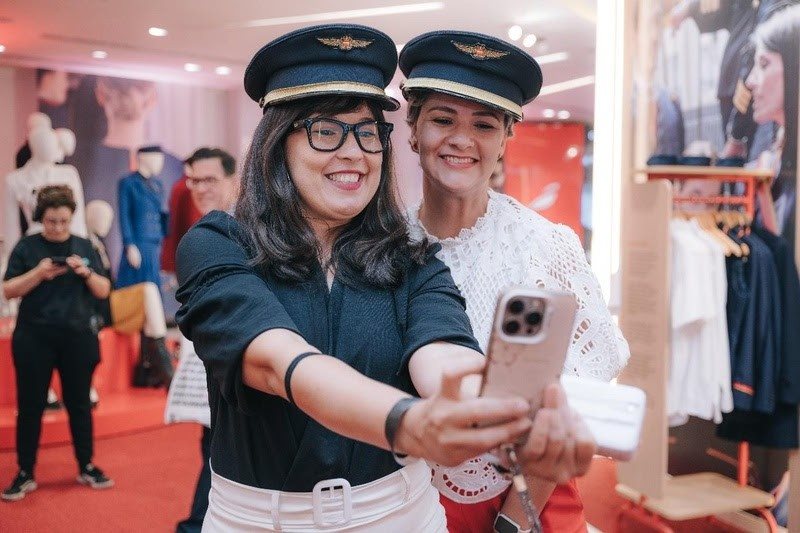 Cerca de 2,8 mil visitantes embarcaram em uma viagem pela história da Iberia por meio de seus uniformes, em um showroom onde puderam experimentar trajes icônicos da companhia desde 1946