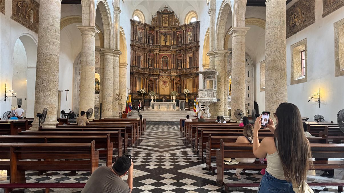 Henrique Gomes, da Personnalise Voyage, Wirley Ferreira, da Revelando o Mundo, Ricardo Sidaras, da PANROTAS, Fernando Alves, da IBR, Marcio Roberto, da São Judas Viagens, Hugo Lagares, da Visual Turismo, Italo Santos, da Kalina, Rodrigo Martines, da Visual Turismo, e Denys Duarte, da Alternativa Experience