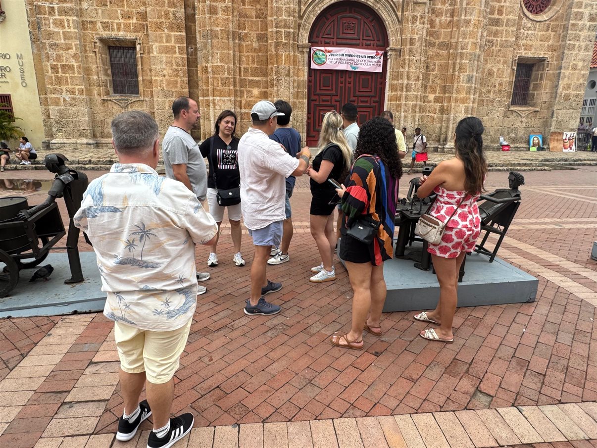 Henrique Gomes, da Personnalise Voyage, Wirley Ferreira, da Revelando o Mundo, Ricardo Sidaras, da PANROTAS, Fernando Alves, da IBR, Marcio Roberto, da São Judas Viagens, Hugo Lagares, da Visual Turismo, Italo Santos, da Kalina, Rodrigo Martines, da Visual Turismo, e Denys Duarte, da Alternativa Experience