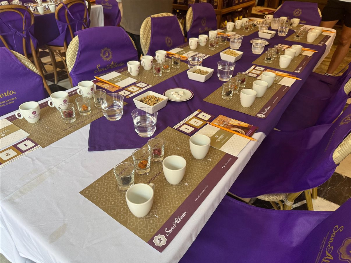 Henrique Gomes, da Personnalise Voyage, Wirley Ferreira, da Revelando o Mundo, Ricardo Sidaras, da PANROTAS, Fernando Alves, da IBR, Marcio Roberto, da São Judas Viagens, Hugo Lagares, da Visual Turismo, Italo Santos, da Kalina, Rodrigo Martines, da Visual Turismo, e Denys Duarte, da Alternativa Experience