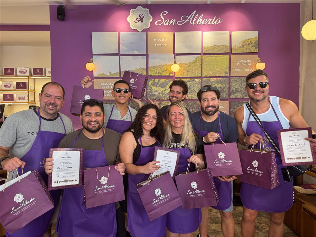 Henrique Gomes, da Personnalise Voyage, Wirley Ferreira, da Revelando o Mundo, Ricardo Sidaras, da PANROTAS, Fernando Alves, da IBR, Marcio Roberto, da São Judas Viagens, Hugo Lagares, da Visual Turismo, Italo Santos, da Kalina, Rodrigo Martines, da Visual Turismo, e Denys Duarte, da Alternativa Experience