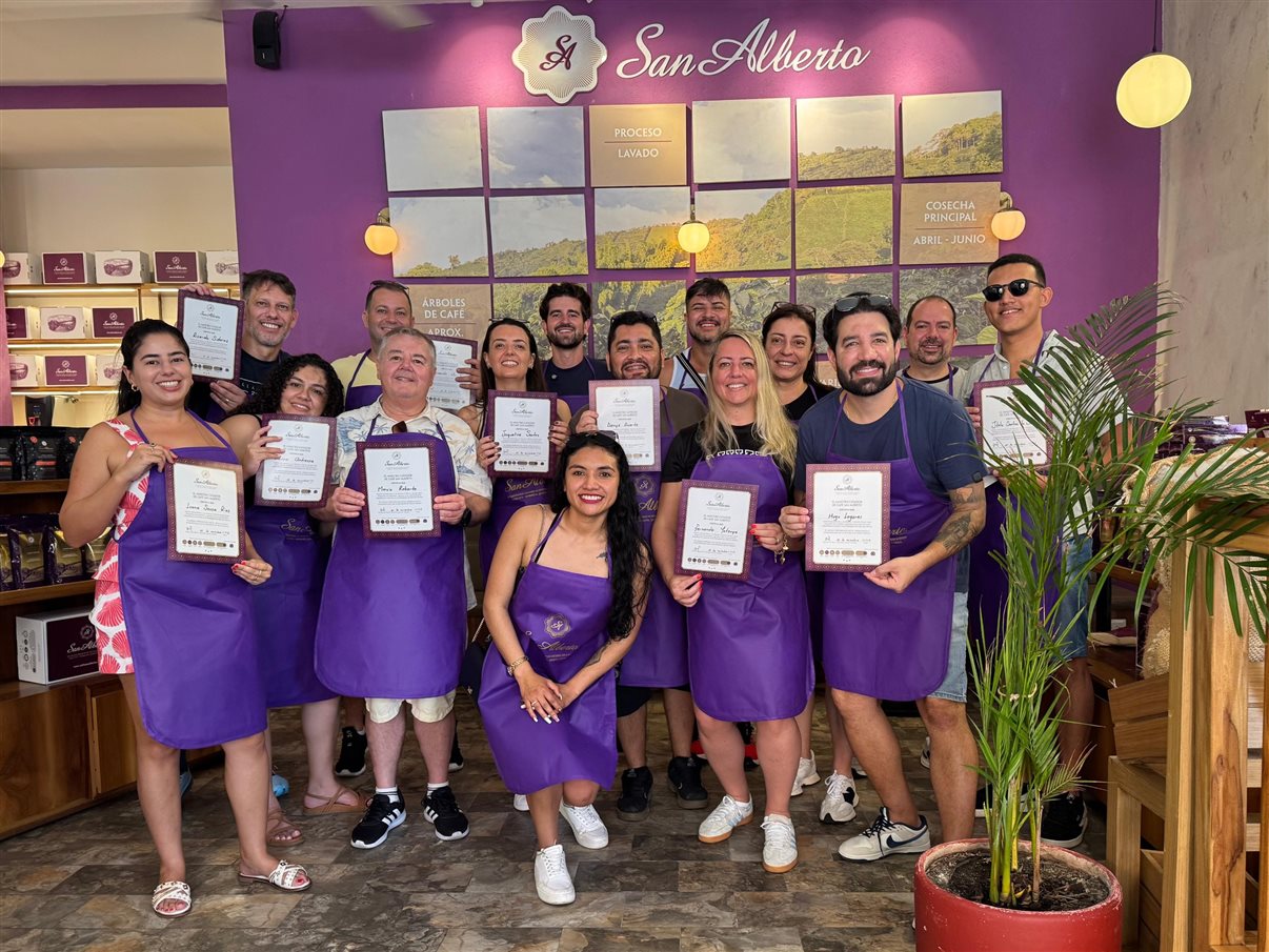 Henrique Gomes, da Personnalise Voyage, Wirley Ferreira, da Revelando o Mundo, Ricardo Sidaras, da PANROTAS, Fernando Alves, da IBR, Marcio Roberto, da São Judas Viagens, Hugo Lagares, da Visual Turismo, Italo Santos, da Kalina, Rodrigo Martines, da Visual Turismo, e Denys Duarte, da Alternativa Experience