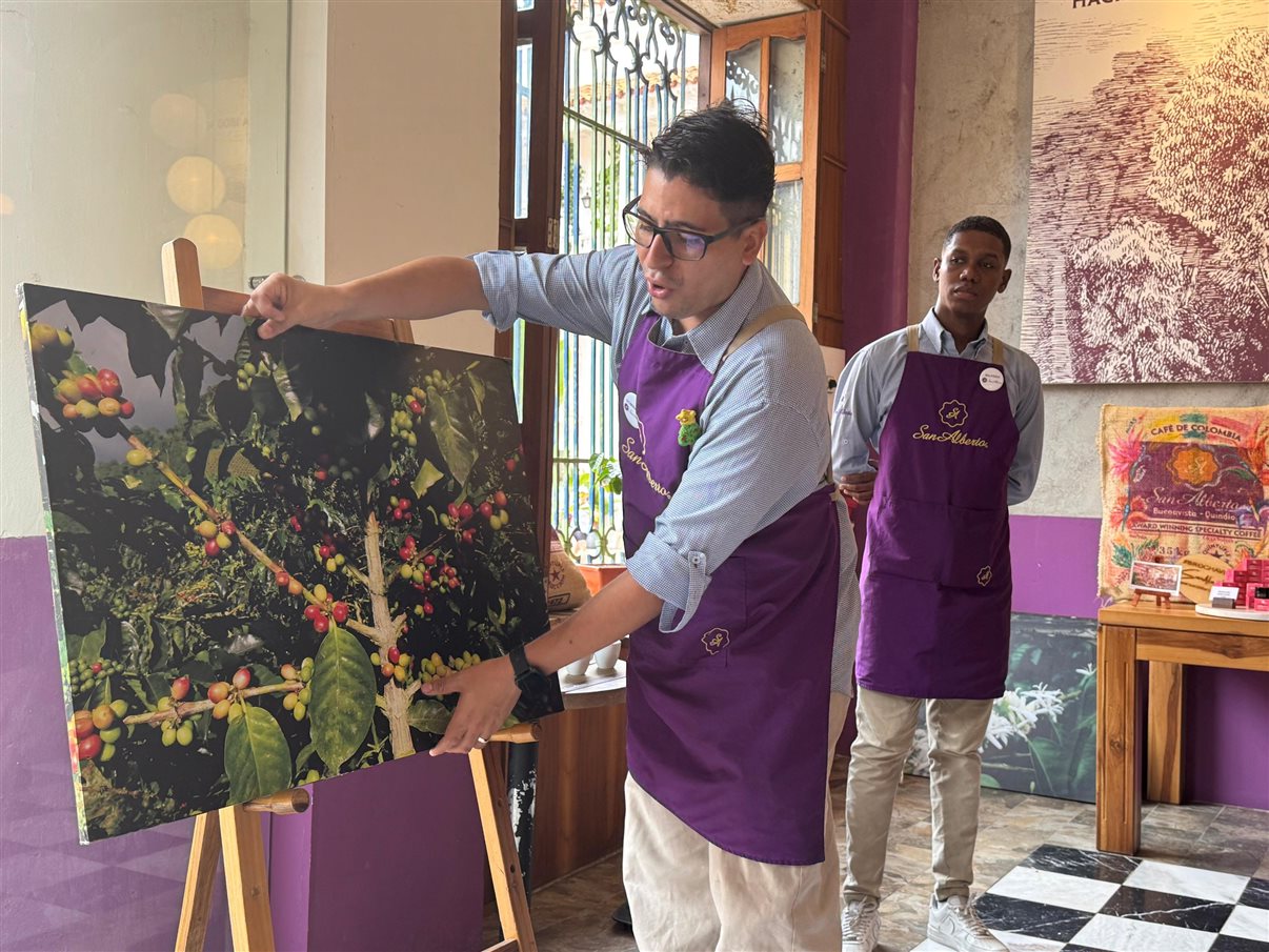 Henrique Gomes, da Personnalise Voyage, Wirley Ferreira, da Revelando o Mundo, Ricardo Sidaras, da PANROTAS, Fernando Alves, da IBR, Marcio Roberto, da São Judas Viagens, Hugo Lagares, da Visual Turismo, Italo Santos, da Kalina, Rodrigo Martines, da Visual Turismo, e Denys Duarte, da Alternativa Experience