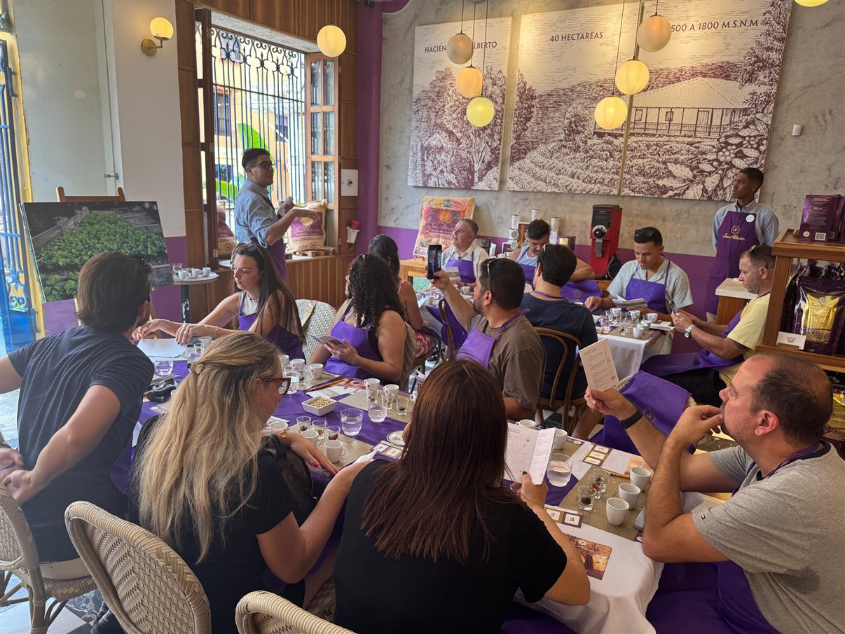 Henrique Gomes, da Personnalise Voyage, Wirley Ferreira, da Revelando o Mundo, Ricardo Sidaras, da PANROTAS, Fernando Alves, da IBR, Marcio Roberto, da São Judas Viagens, Hugo Lagares, da Visual Turismo, Italo Santos, da Kalina, Rodrigo Martines, da Visual Turismo, e Denys Duarte, da Alternativa Experience