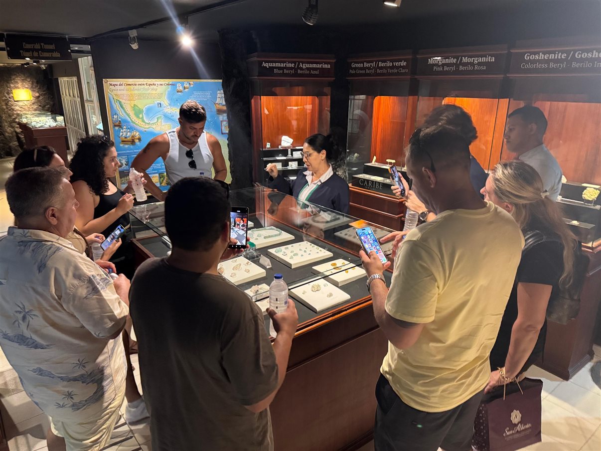 Henrique Gomes, da Personnalise Voyage, Wirley Ferreira, da Revelando o Mundo, Ricardo Sidaras, da PANROTAS, Fernando Alves, da IBR, Marcio Roberto, da São Judas Viagens, Hugo Lagares, da Visual Turismo, Italo Santos, da Kalina, Rodrigo Martines, da Visual Turismo, e Denys Duarte, da Alternativa Experience