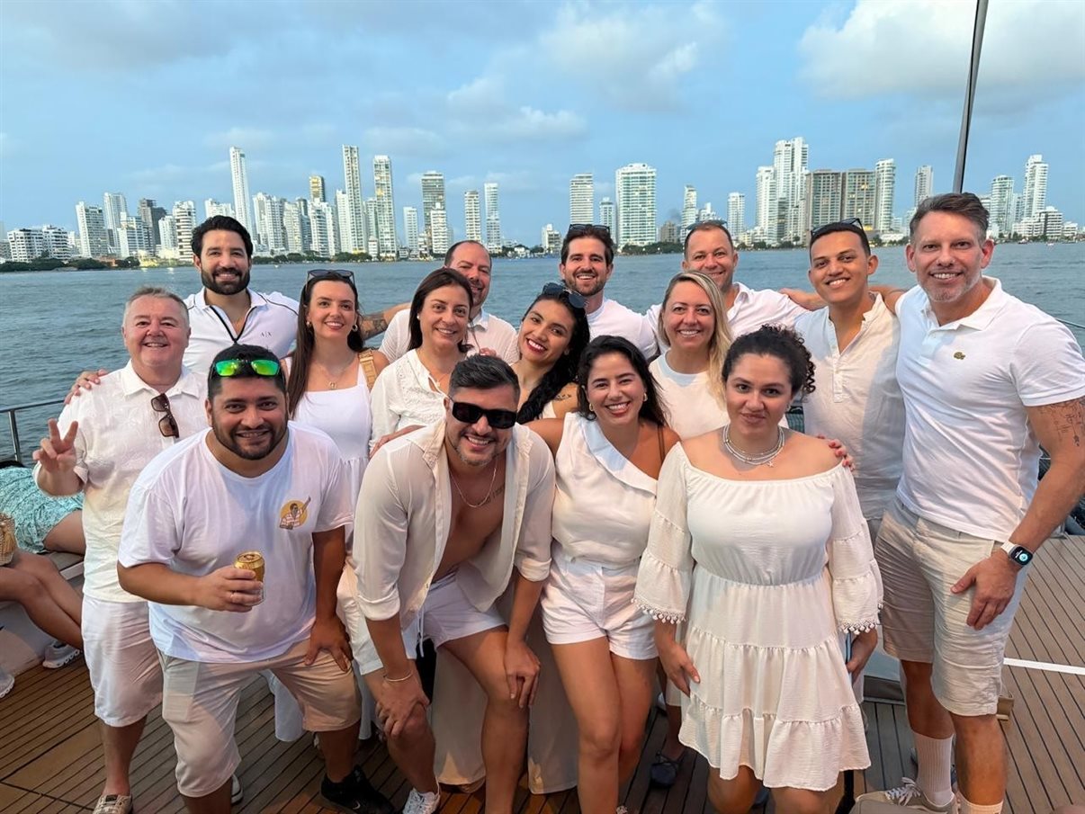 Henrique Gomes, da Personnalise Voyage, Wirley Ferreira, da Revelando o Mundo, Ricardo Sidaras, da PANROTAS, Fernando Alves, da IBR, Marcio Roberto, da São Judas Viagens, Hugo Lagares, da Visual Turismo, Italo Santos, da Kalina, Rodrigo Martines, da Visual Turismo, e Denys Duarte, da Alternativa Experience