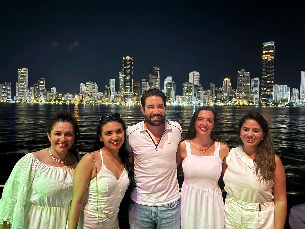 Henrique Gomes, da Personnalise Voyage, Wirley Ferreira, da Revelando o Mundo, Ricardo Sidaras, da PANROTAS, Fernando Alves, da IBR, Marcio Roberto, da São Judas Viagens, Hugo Lagares, da Visual Turismo, Italo Santos, da Kalina, Rodrigo Martines, da Visual Turismo, e Denys Duarte, da Alternativa Experience