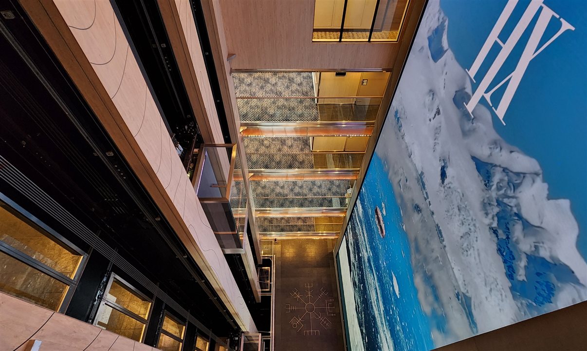 Átrio do MS Roald Amundsen com seu telão de LED de 17,5 metros de altura