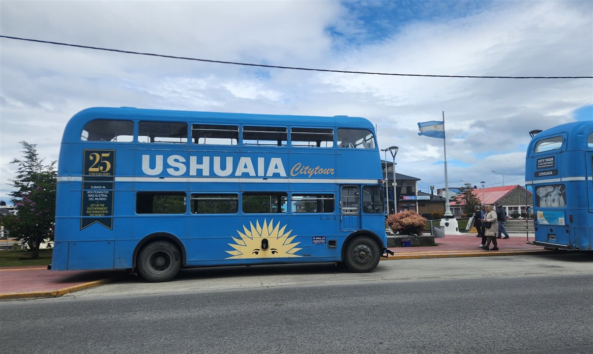 Típicos ônibus de dois andares da Inglaterra pintados no azul argentino