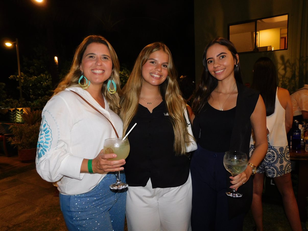 Eduardo Tiburtius, da Associação dos Hotéis de Porto de Galinhas, Marcelo Godeiro, da Webbeds, e Michelle Guedes, da Bancorbras