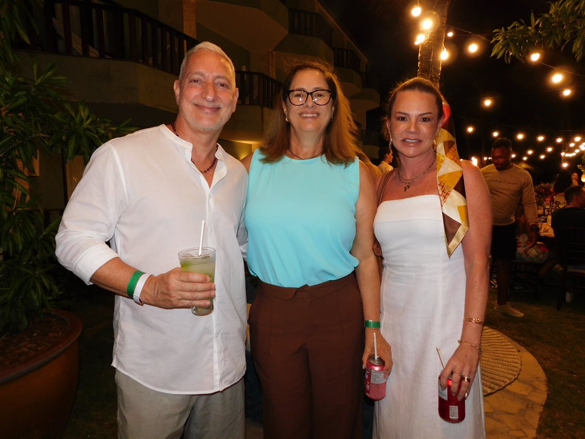 Eduardo Tiburtius, da Associação dos Hotéis de Porto de Galinhas, Marcelo Godeiro, da Webbeds, e Michelle Guedes, da Bancorbras