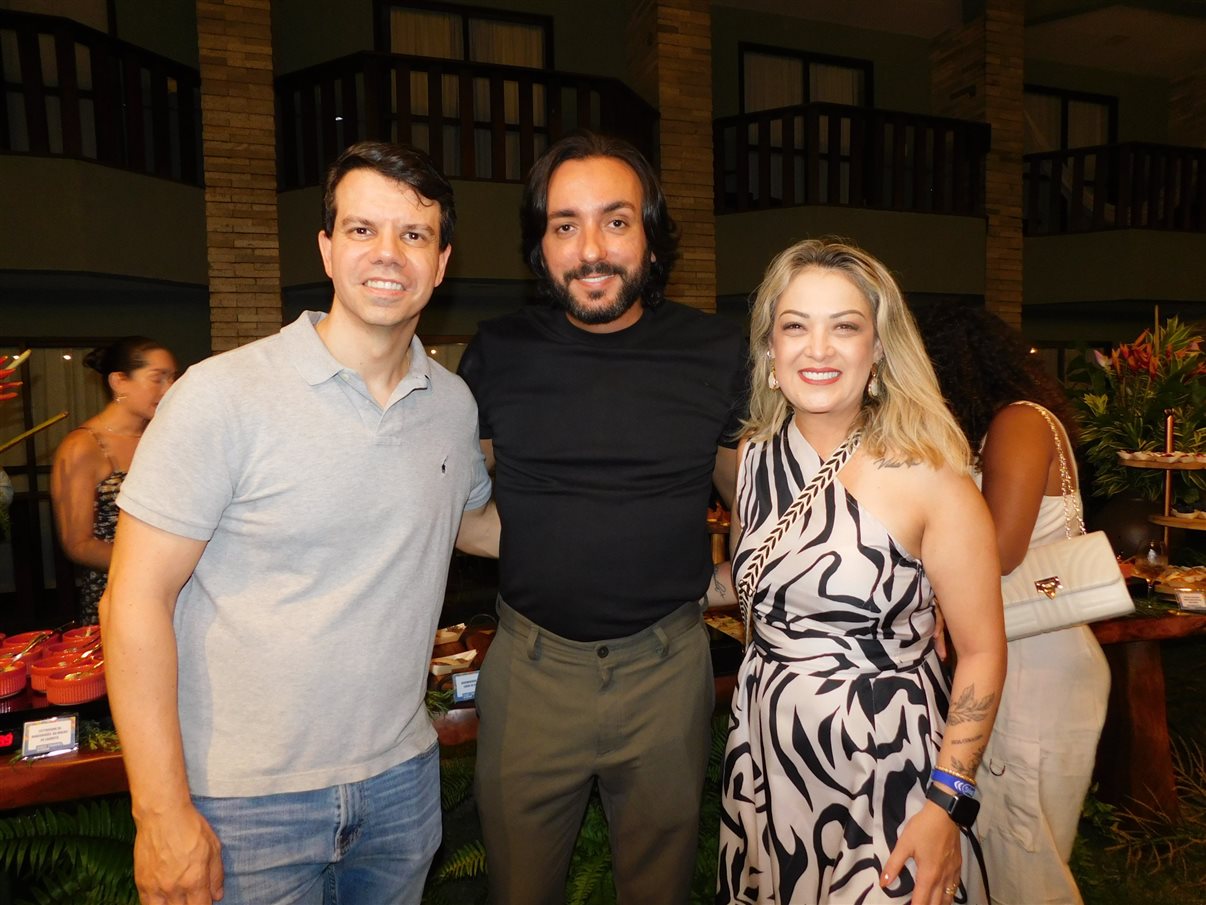 Eduardo Tiburtius, da Associação dos Hotéis de Porto de Galinhas, Marcelo Godeiro, da Webbeds, e Michelle Guedes, da Bancorbras
