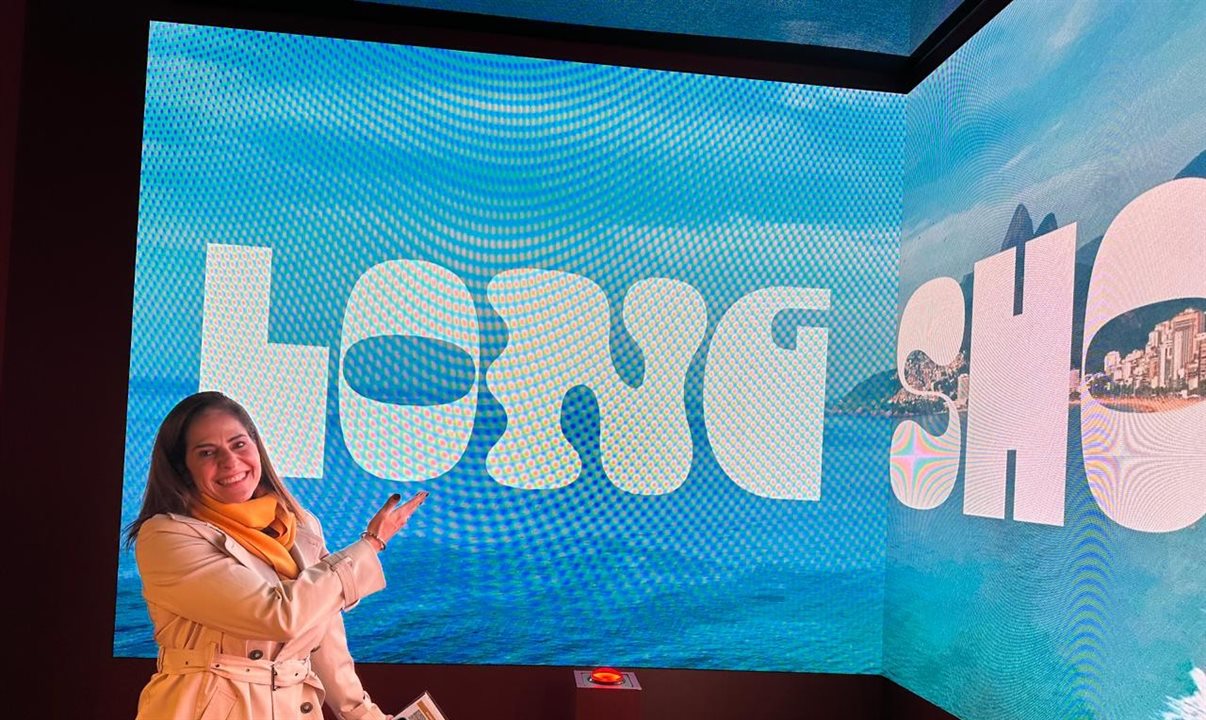 Carol Mogames no espaço multimídia da Belmond na ILTM Cannes 2025