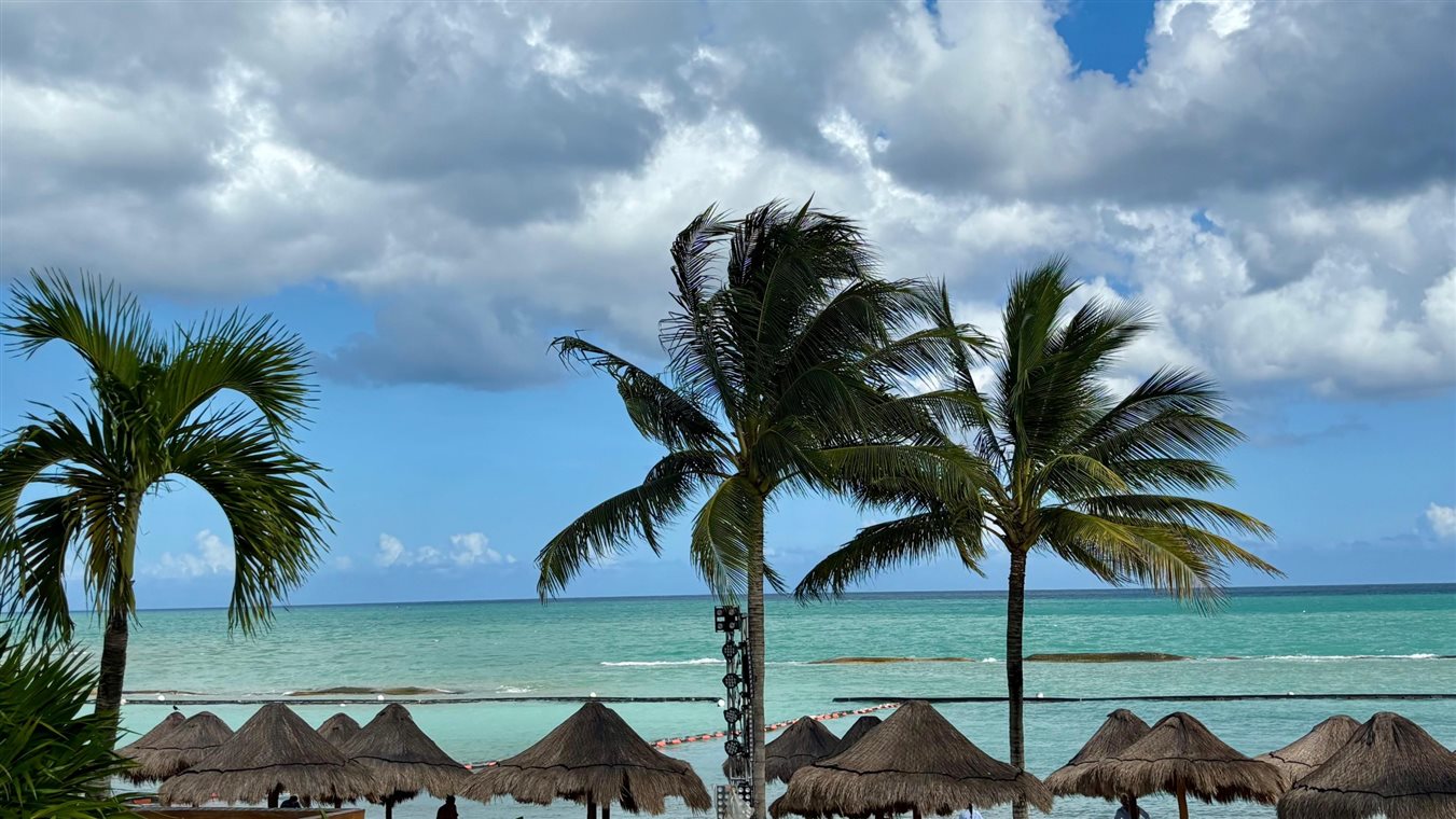 O azul do Mar do Caribe em um dia ensolarado em Mayakoba