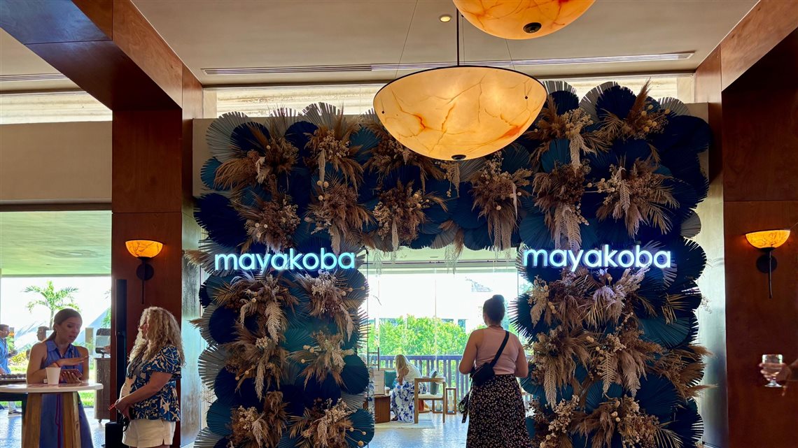 Entrada do lounge com os quatro hotéis de Mayakoba reunidos