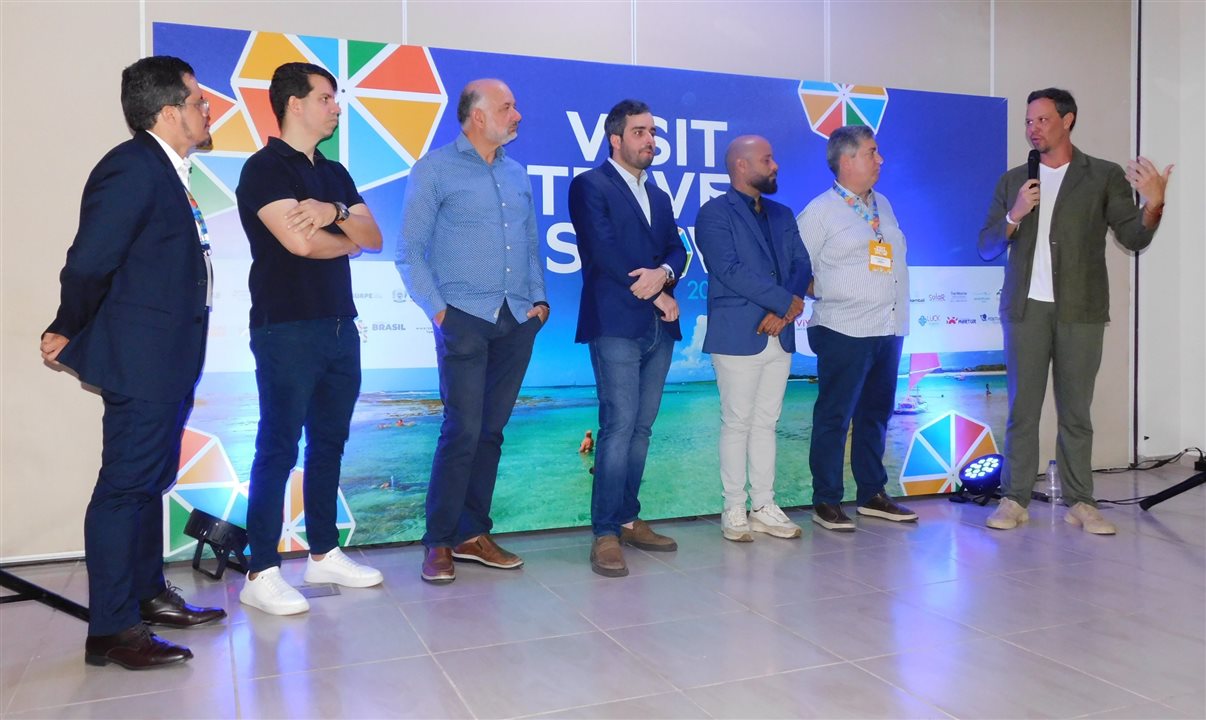 Thiago Teotonio, do Banco do Nordeste, Eduardo Tiburtius, da Associação de Hotéis e Pousadas de Porto de Galinhas, Alexandre Alves, do Sebrae-PE, Eduardo Loyo, da Empetur, Deomaci Ramos, secretário de Turismo de Ipojuca, Otaviano Maroja, do Porto de Galinhas CVB, e Bruno Reis, da Embratur
