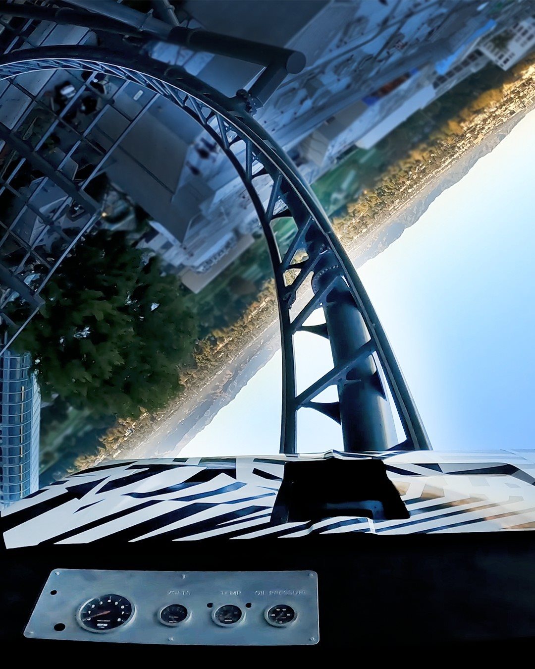 Um dos diferenciais do projeto são os veículos com rotação de 360 graus, permitindo que os “carros” girem durante a experiência