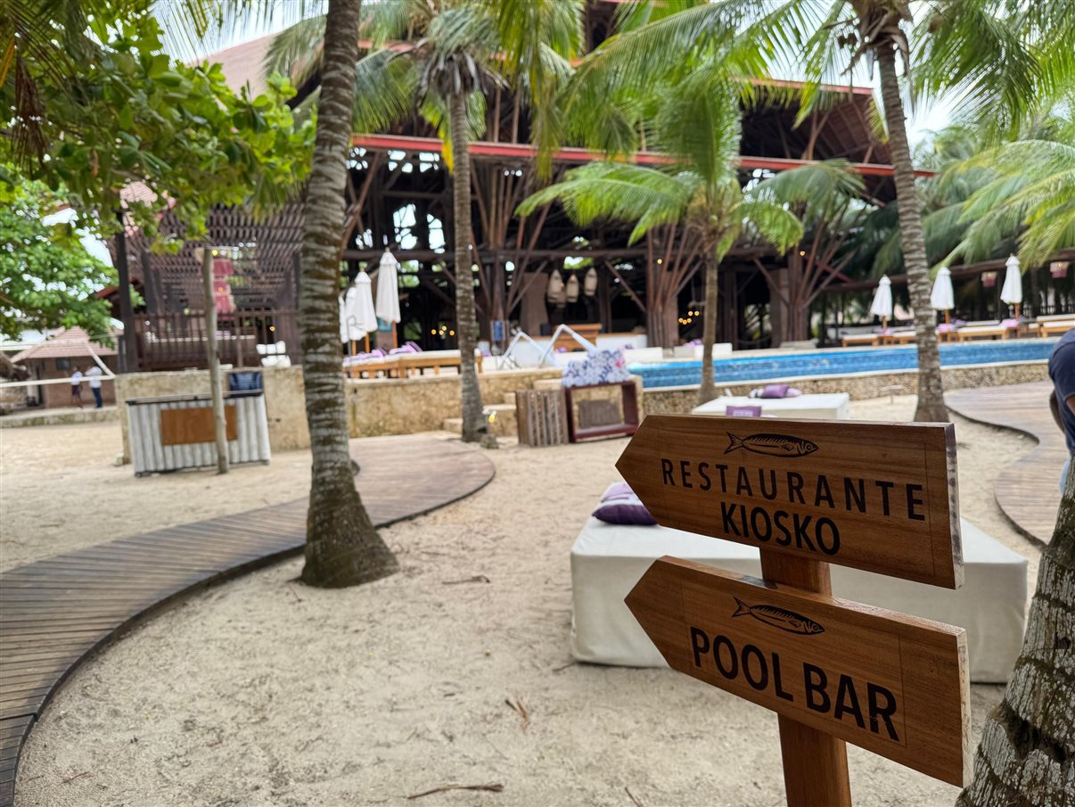 Embarque na lancha para o beach club