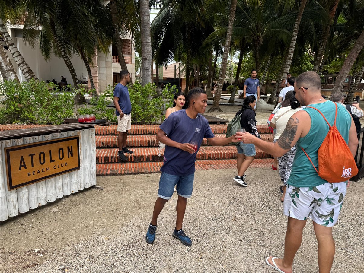 Embarque na lancha para o beach club