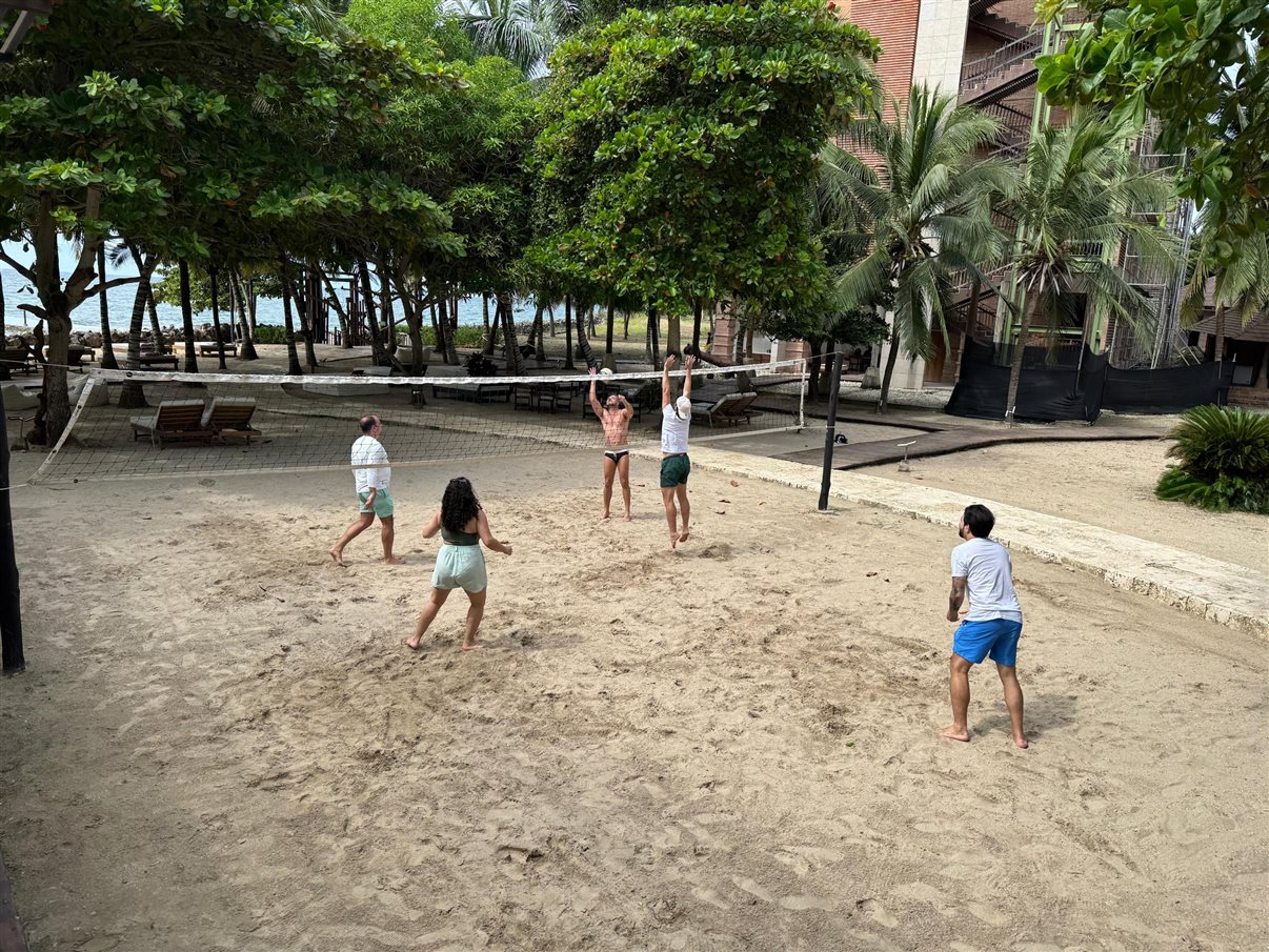 Embarque na lancha para o beach club