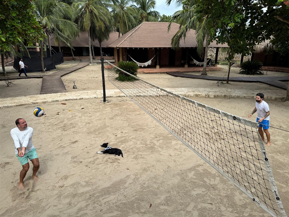 Embarque na lancha para o beach club