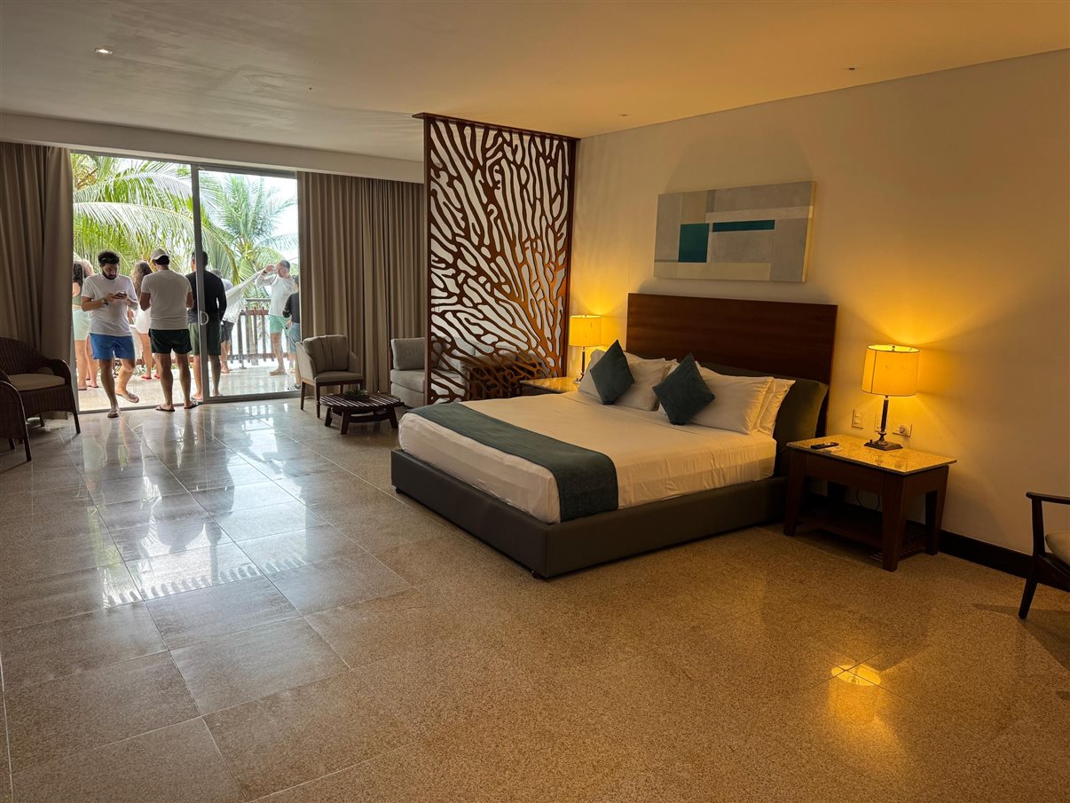 Embarque na lancha para o beach club