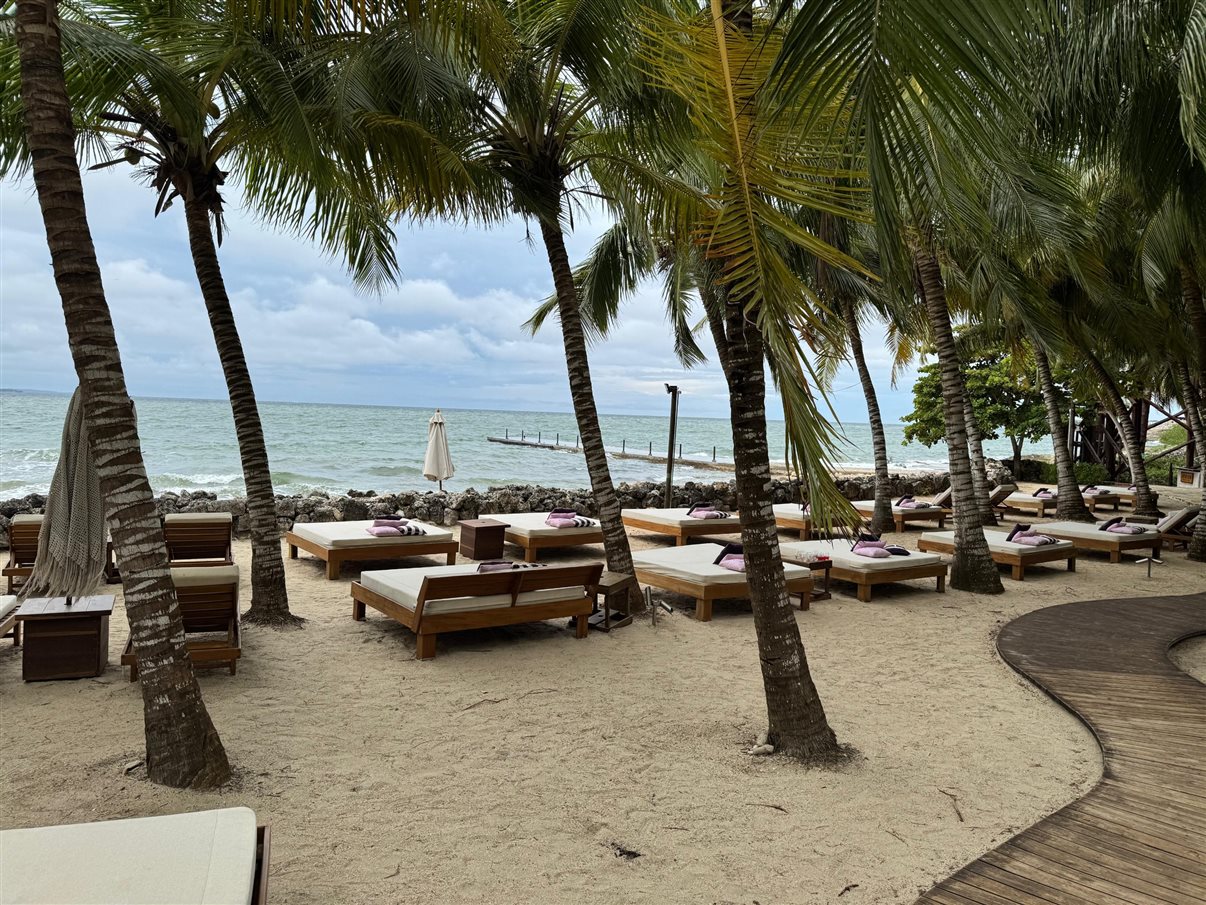 Embarque na lancha para o beach club