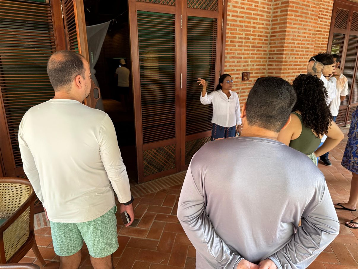 Embarque na lancha para o beach club