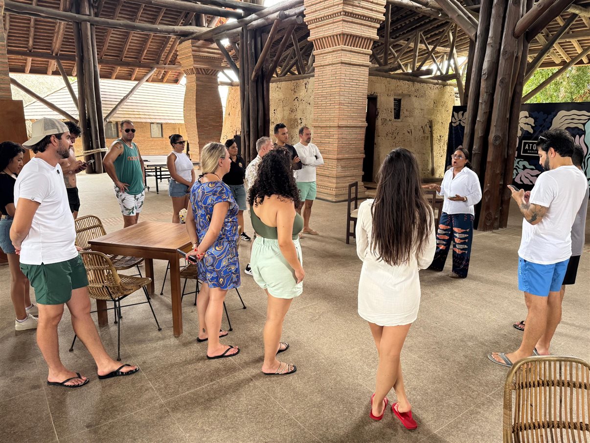 Embarque na lancha para o beach club