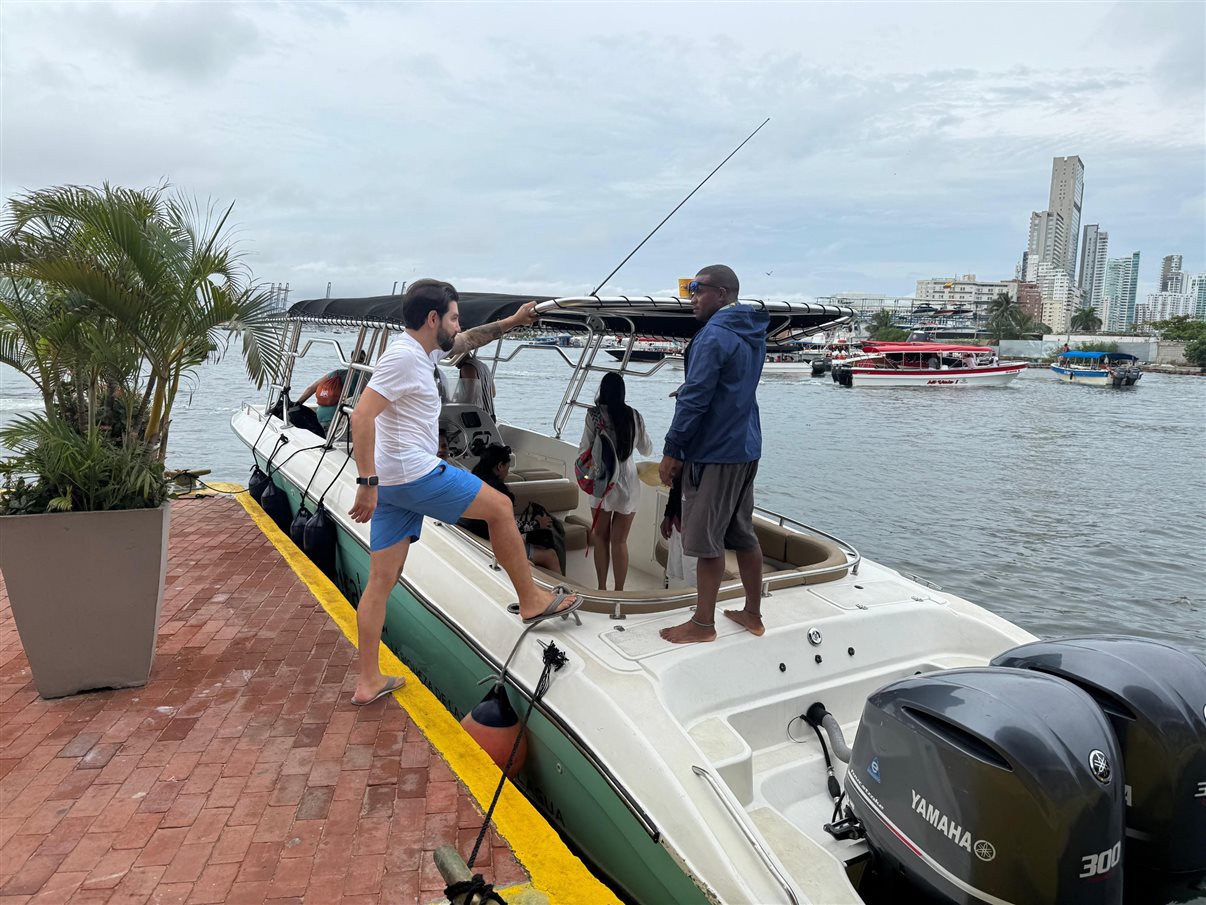 Embarque na lancha para o beach club