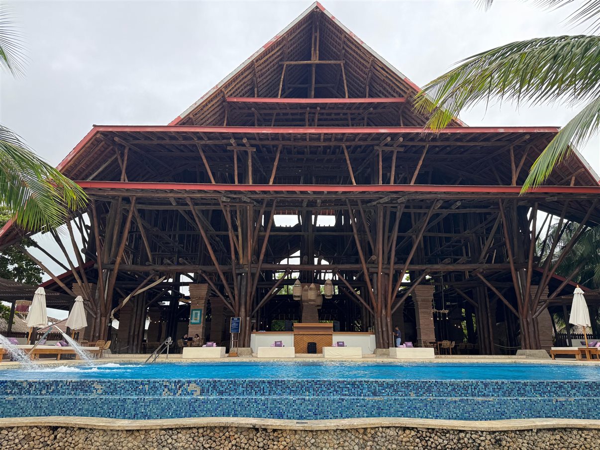 Embarque na lancha para o beach club