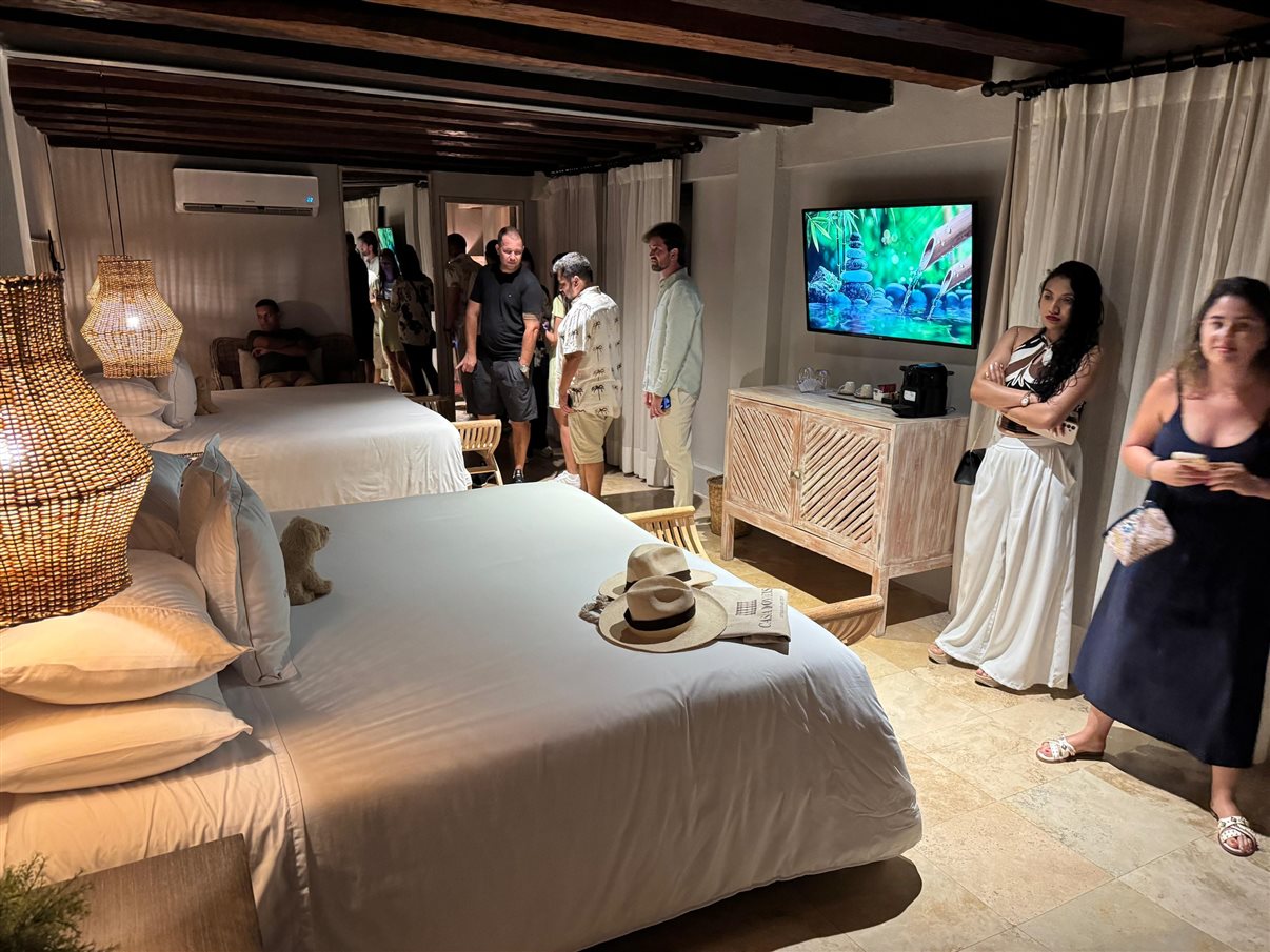 Embarque na lancha para o beach club