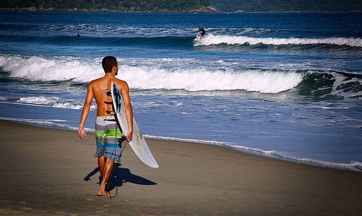 De dezembro de 2025 a fevereiro de 2026, milhares de pessoas circularão pelos municípios turísticos do Estado