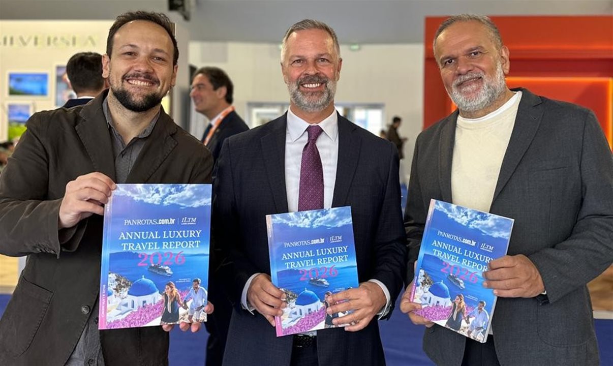 Simon Mayle, da ILTM, entre Rodrigo Vieira e Artur Luiz Andrade, da PANROTAS, com o anuário de luxo que começa a ser distribuído na ILTM Cannes 2025