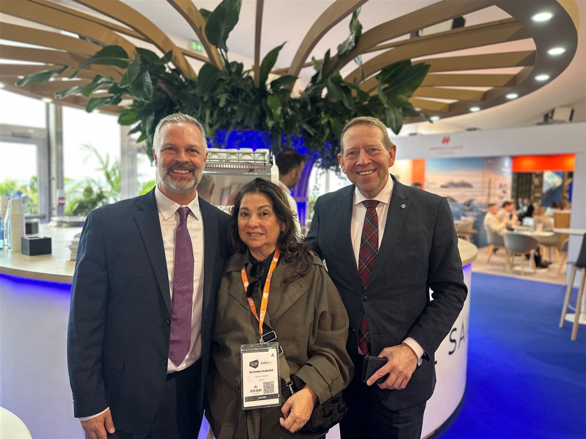 Silvana Hubaide, de agência homônima, entre Simon Mayle, da ILTM, e Kees Hogetoorn, do Sofitel London St James