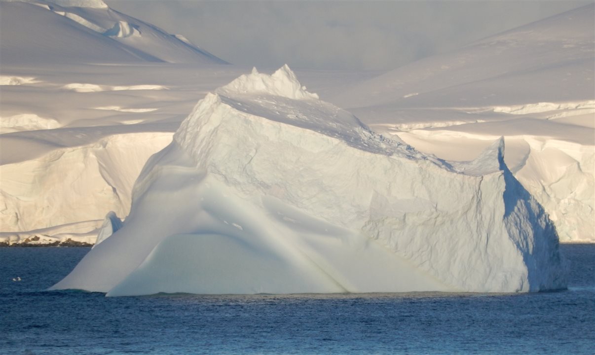 Um dos belos icebergs avistados durante chegada à Antártica