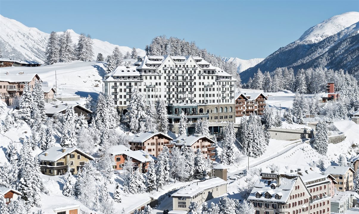 Localizado acima do reluzente Lago St. Moritz, o Carlton Hotel oferece uma experiência de luxo exclusivamente composta por suítes