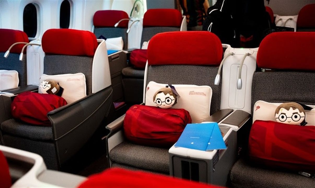 Cada assento contou com um presente do mundo mágico de Harry Potter: uma almofada multifuncional com design exclusivo