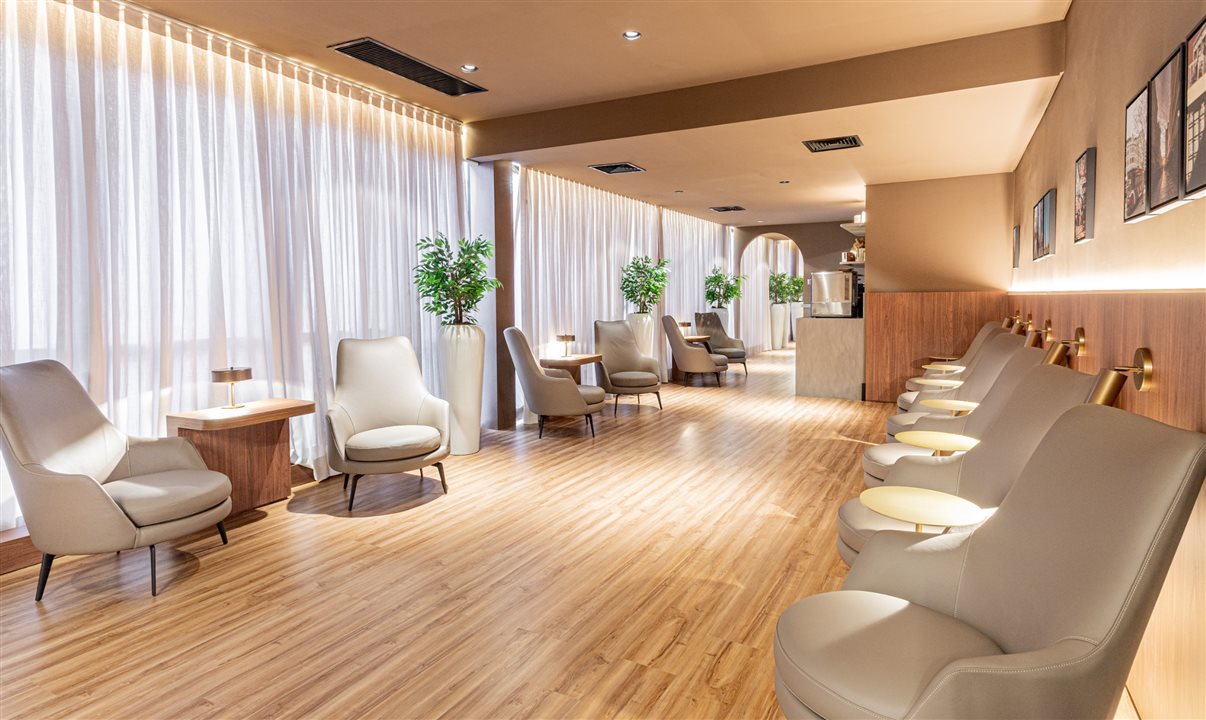 O lounge reúne elementos essenciais para uma jornada confortável