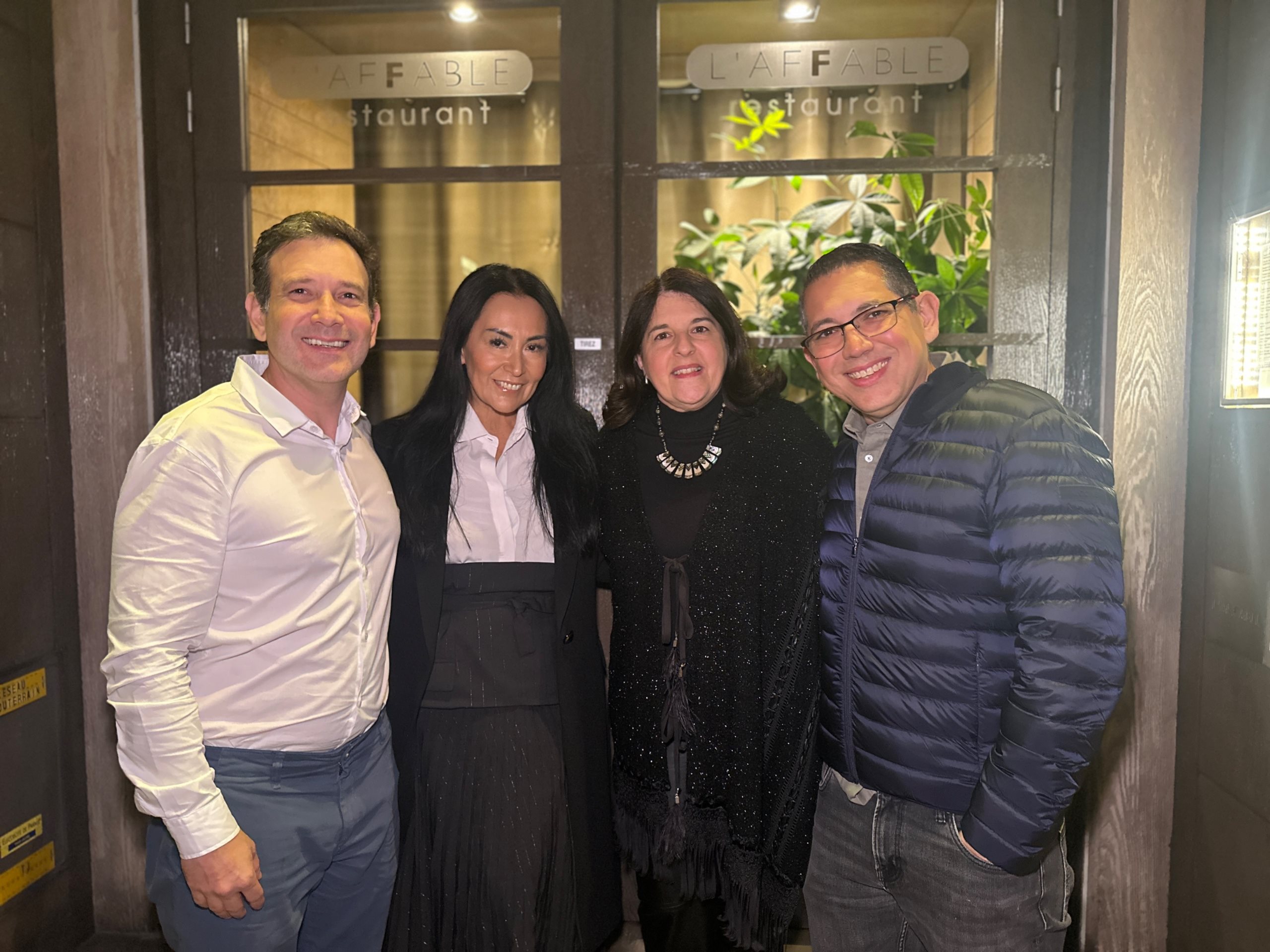 Leonor Bernhoeft e Jaque Dallal, da LTN Brasil, entre Gabriel e Fabiano Camargo, da CT Operadora