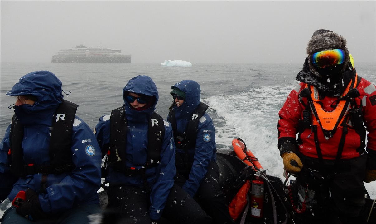 Primeira saída do MS Roald Amundsen para passeio de bote na Antártica
