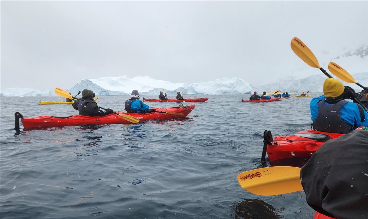 Atividade de caiaque é liderada por dois guias especializados da HX