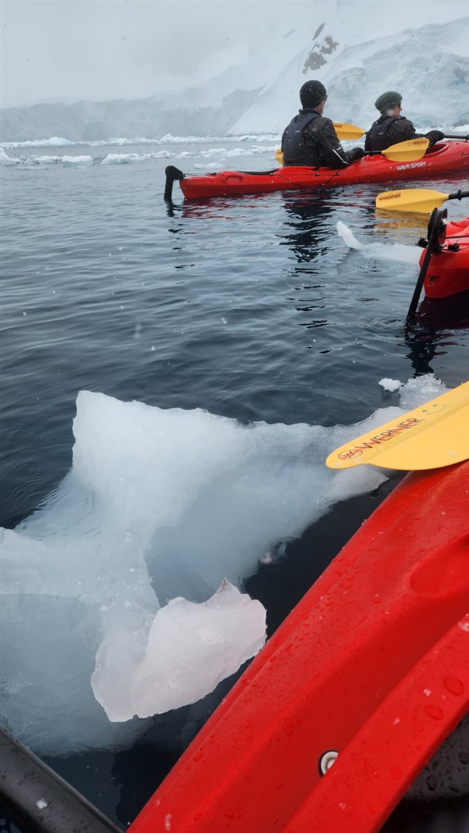 Detalhe de tag que indica a qual grupo cada passageiro faz parte durante a expedição