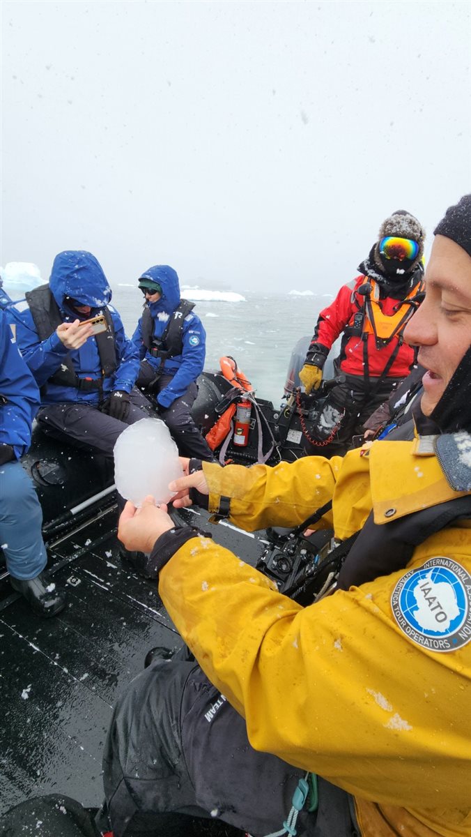 Detalhe de tag que indica a qual grupo cada passageiro faz parte durante a expedição