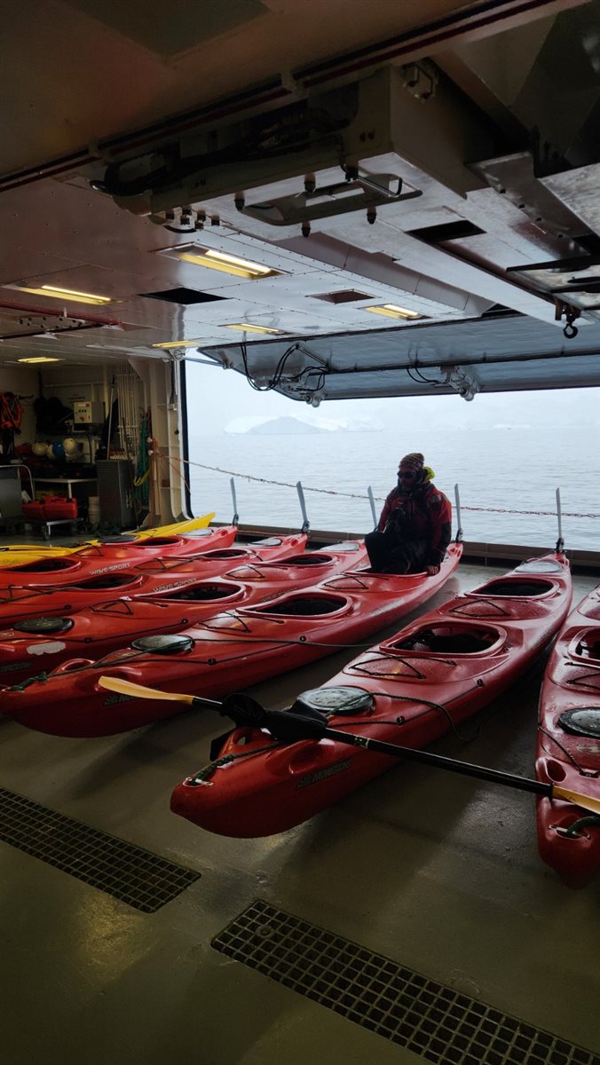 Detalhe de tag que indica a qual grupo cada passageiro faz parte durante a expedição