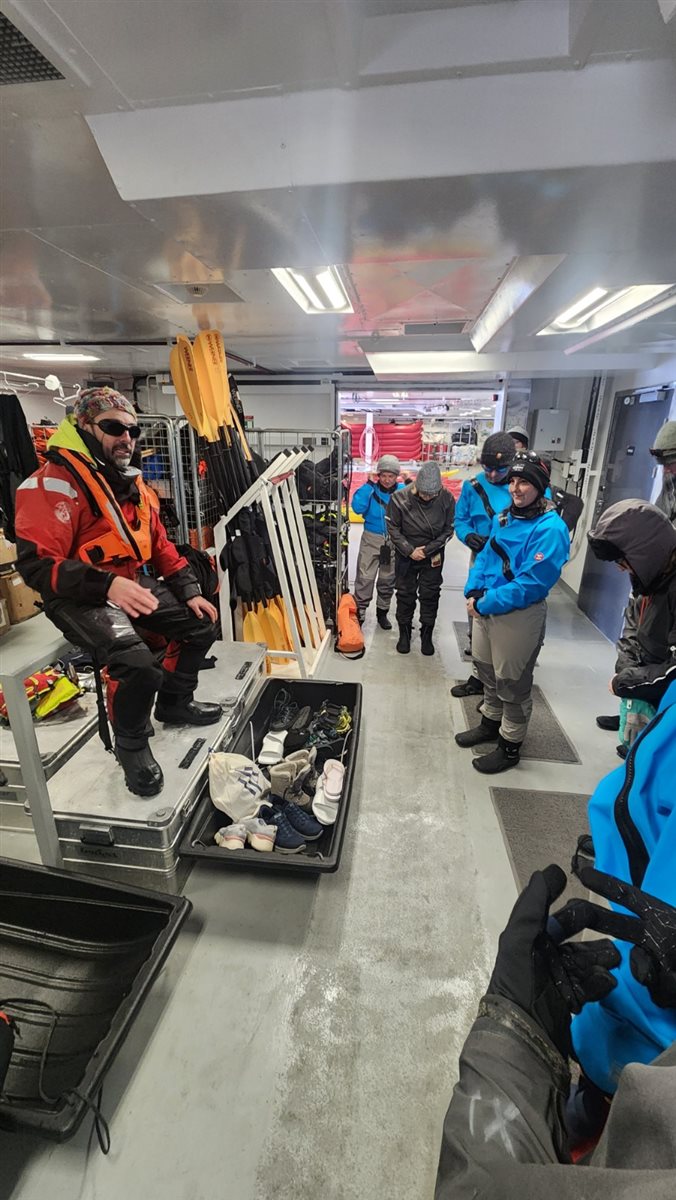 Detalhe de tag que indica a qual grupo cada passageiro faz parte durante a expedição